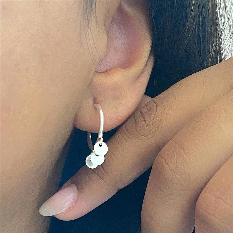 BRINCO PRATA 925 ARGOLA COM PLAQUINHAS REDONDAS PENDURADAS