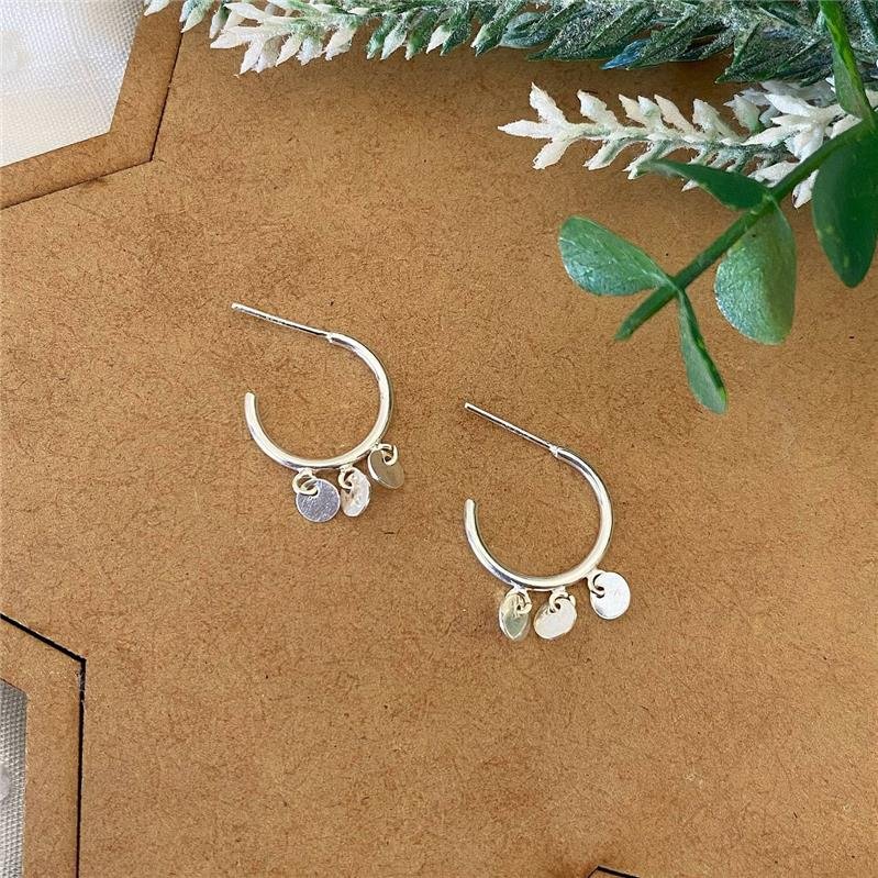 BRINCO PRATA 925 ARGOLA COM PLAQUINHAS REDONDAS PENDURADAS