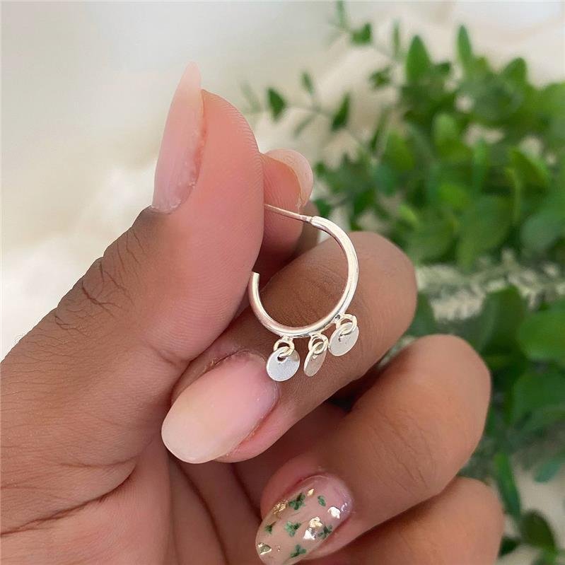 BRINCO PRATA 925 ARGOLA COM PLAQUINHAS REDONDAS PENDURADAS