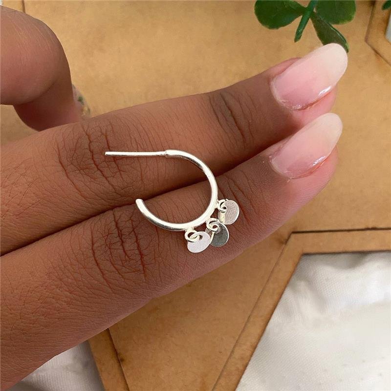 BRINCO PRATA 925 ARGOLA COM PLAQUINHAS REDONDAS PENDURADAS