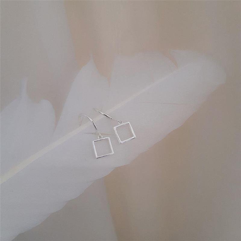 BRINCO PRATA 925 ARGOLA COM QUADRADINHO PENDURADO
