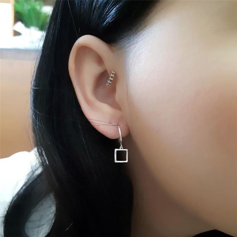 BRINCO PRATA 925 ARGOLA COM QUADRADINHO PENDURADO