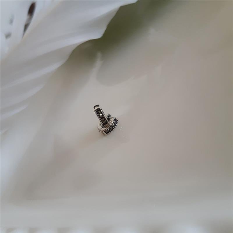 BRINCO PRATA 925 ARGOLA FINA PEQUENA CRAVEJADA COM MARCASSITAS