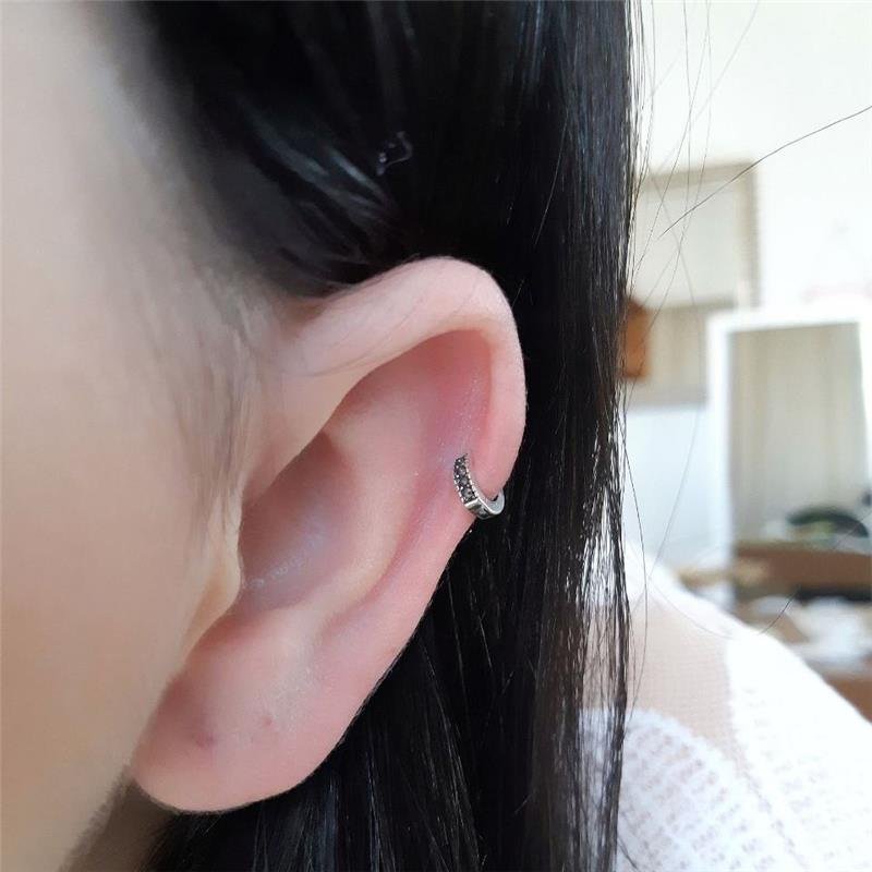 BRINCO PRATA 925 ARGOLA FINA PEQUENA CRAVEJADA COM MARCASSITAS