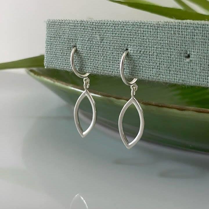 BRINCO PRATA 925 ARGOLA GEOMÉTRICO OLHO