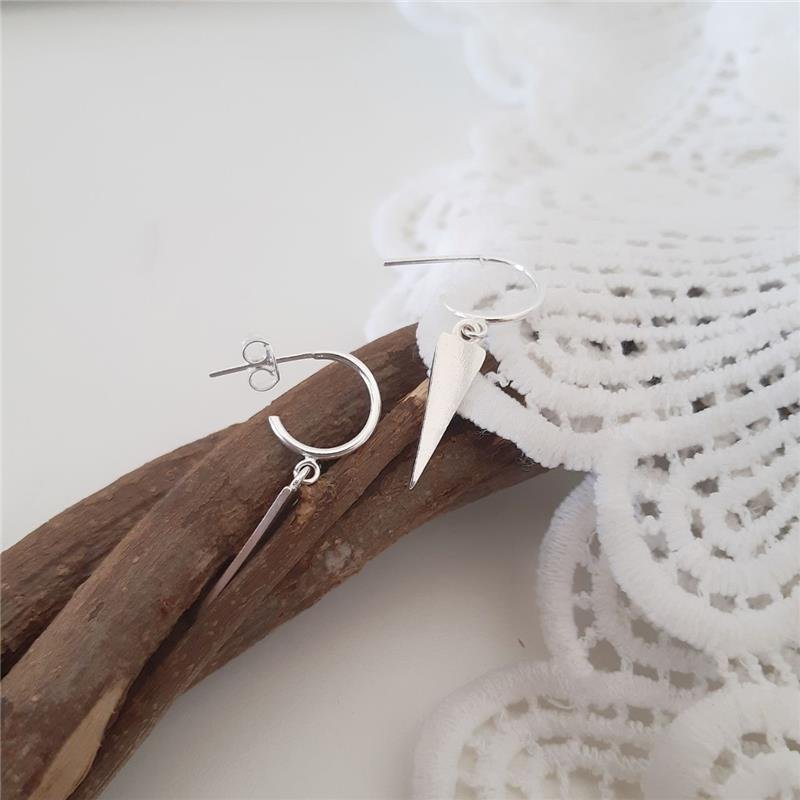 BRINCO PRATA 925 ARGOLA GEOMÉTRICO TRIÂNGULO