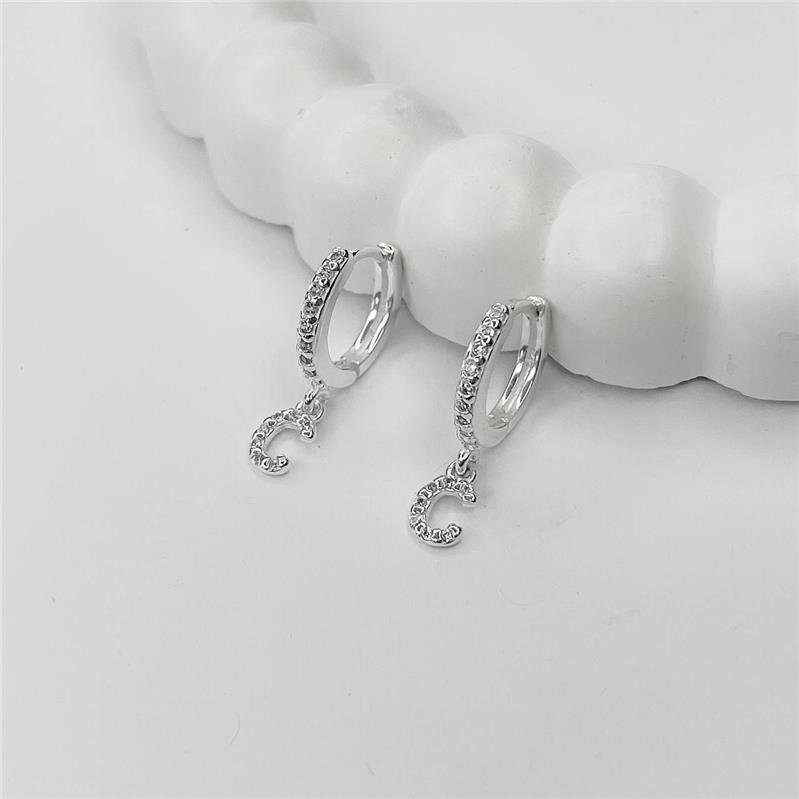 BRINCO PRATA 925 ARGOLA LETRA CRAVEJADA