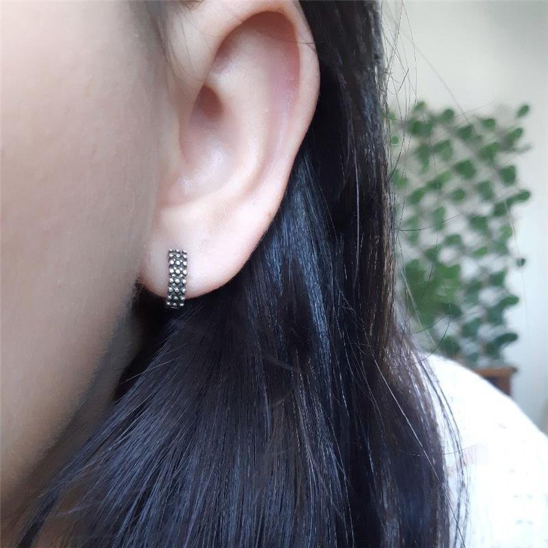 BRINCO PRATA 925 ARGOLA MÉDIA DUAS LINHAS CRAVEJADAS COM MARCASSITAS