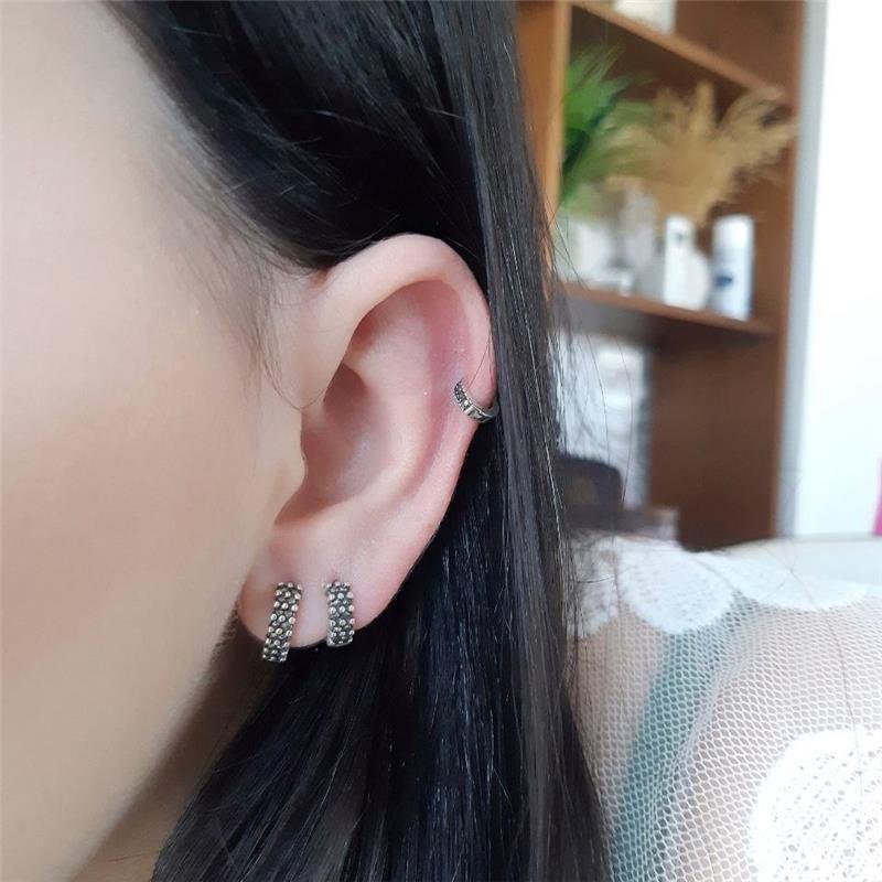 BRINCO PRATA 925 ARGOLA MÉDIA DUAS LINHAS CRAVEJADAS COM MARCASSITAS