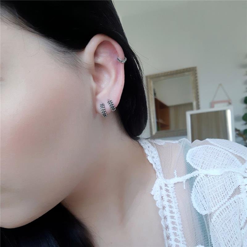 BRINCO PRATA 925 ARGOLA MÉDIA DUAS LINHAS CRAVEJADAS COM MARCASSITAS