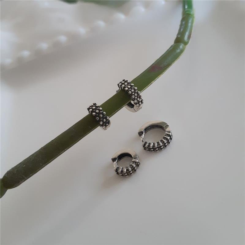 BRINCO PRATA 925 ARGOLA MÉDIA DUAS LINHAS CRAVEJADAS COM MARCASSITAS