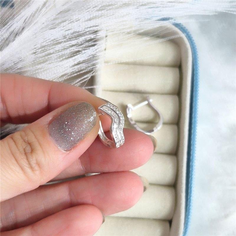 BRINCO PRATA 925 ARGOLA ONDULADA CRAVEJADA