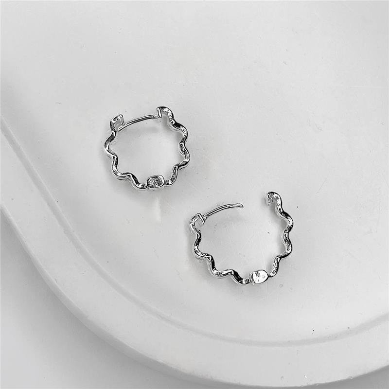 BRINCO PRATA 925 ARGOLA ONDULADA ZIRCÔNIAS CRAVEJADAS