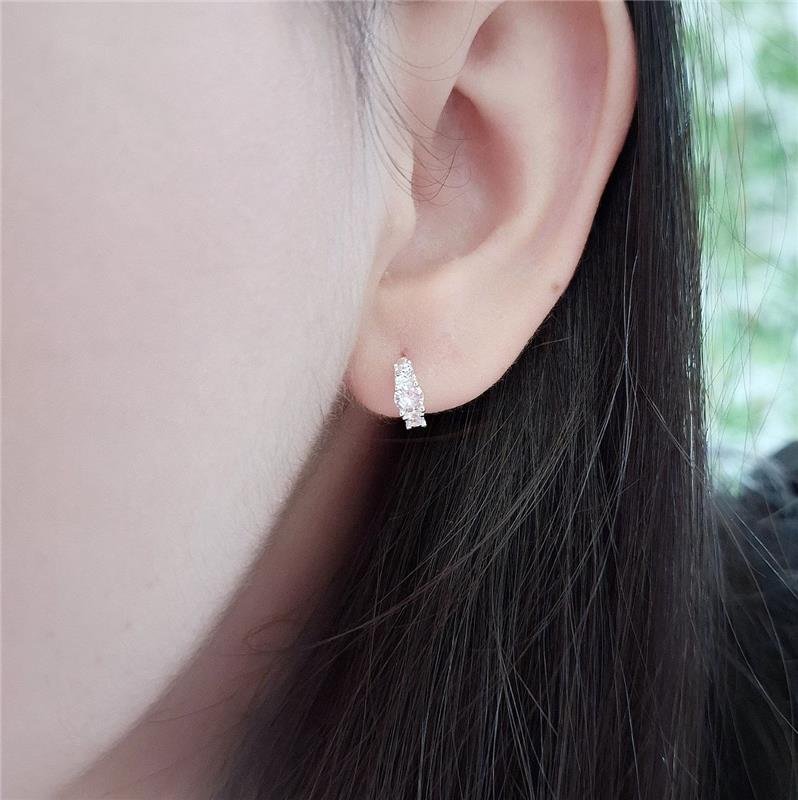 BRINCO PRATA 925 ARGOLA PEQUENA CRAVEJADA 3 ZIRCONIAS