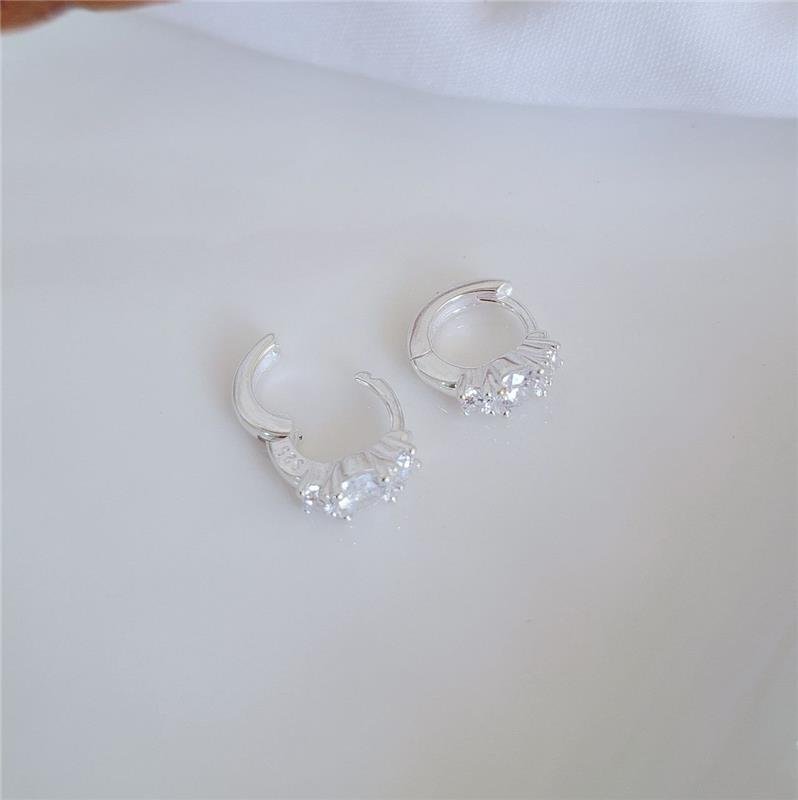 BRINCO PRATA 925 ARGOLA PEQUENA CRAVEJADA 3 ZIRCONIAS