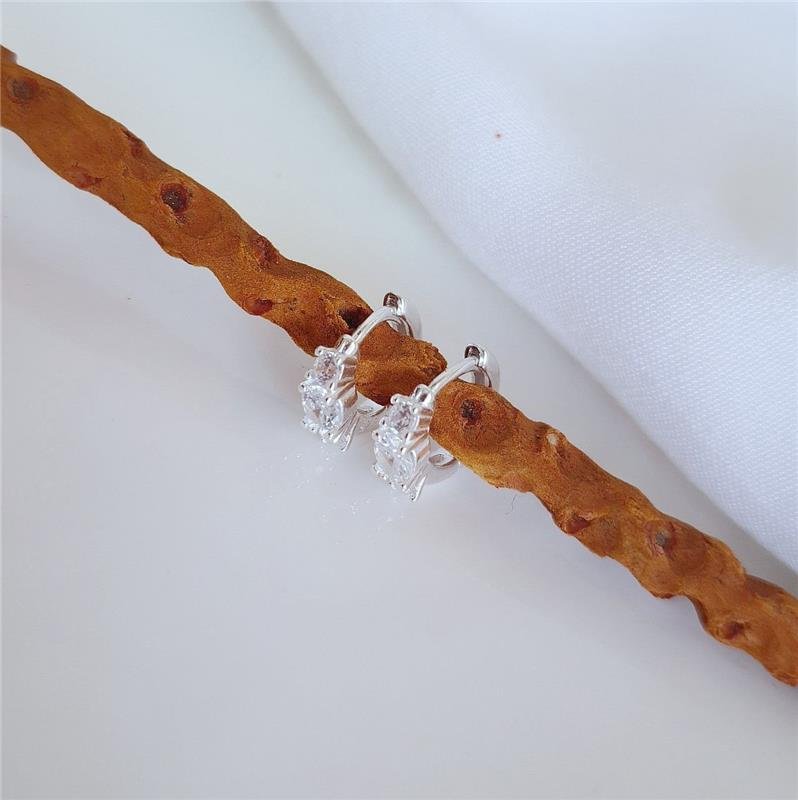 BRINCO PRATA 925 ARGOLA PEQUENA CRAVEJADA 3 ZIRCONIAS