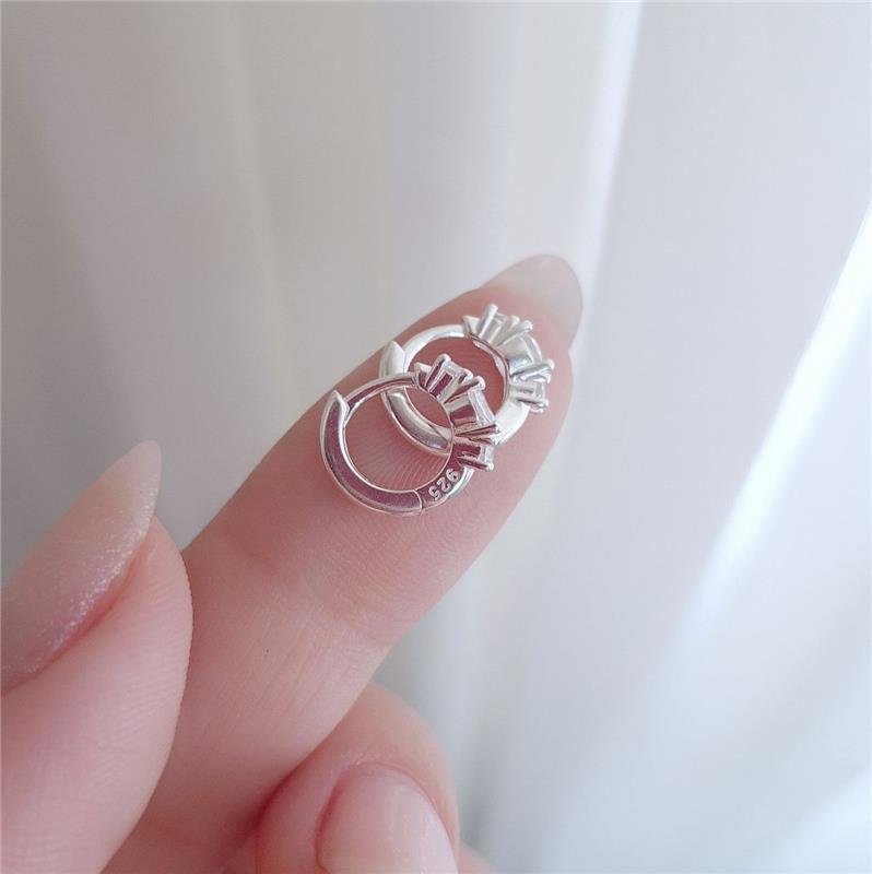 BRINCO PRATA 925 ARGOLA PEQUENA CRAVEJADA 3 ZIRCONIAS