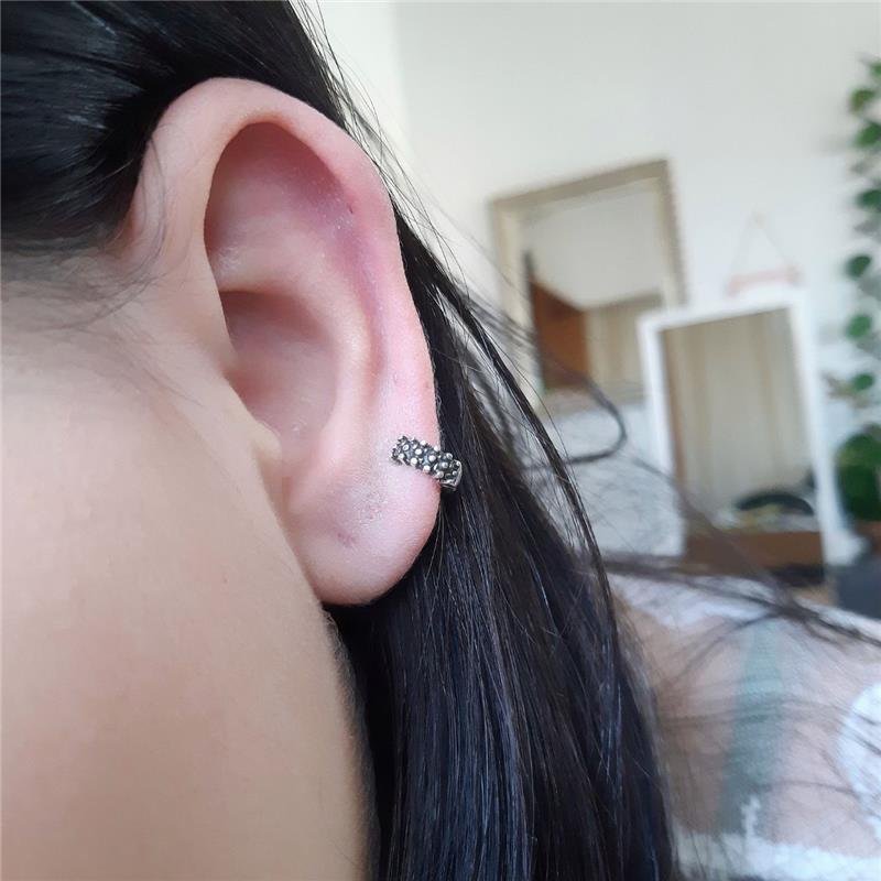 BRINCO PRATA 925 ARGOLA PEQUENA DUAS LINHAS CRAVEJADAS COM MARCASSITAS