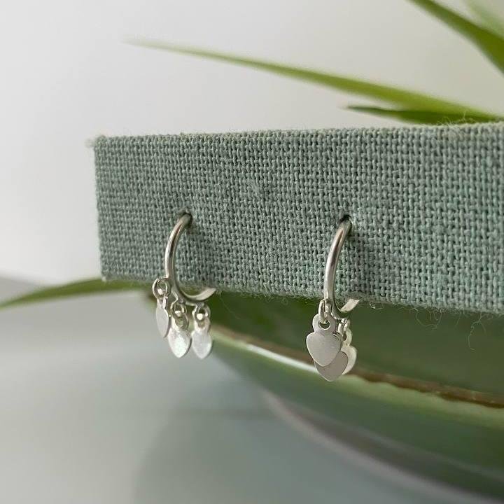 BRINCO PRATA 925 ARGOLA TRÊS CORAÇÕES PEQUENA