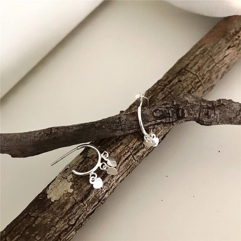 BRINCO PRATA 925 ARGOLA TRÊS CORAÇÕES PEQUENA