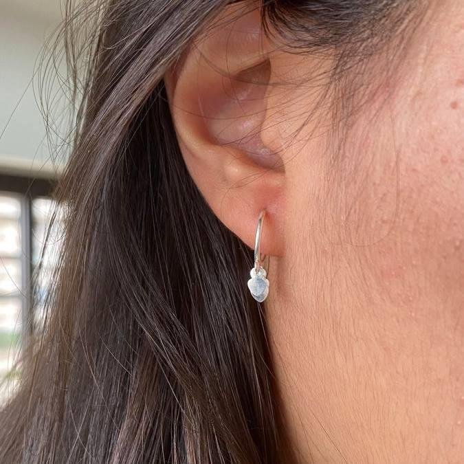 BRINCO PRATA 925 ARGOLA TRÊS CORAÇÕES PEQUENA