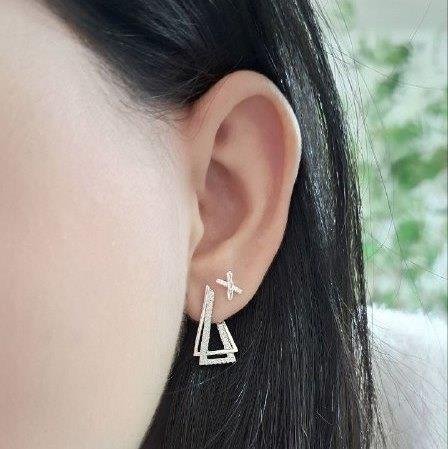 BRINCO PRATA 925 ARGOLA TRIANGULAR ZIRCÔNIA