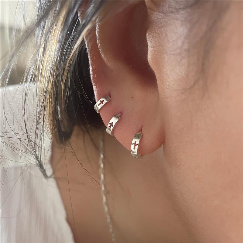 BRINCO PRATA 925 ARGOLINHA MÉDIA CRUZ VAZADA