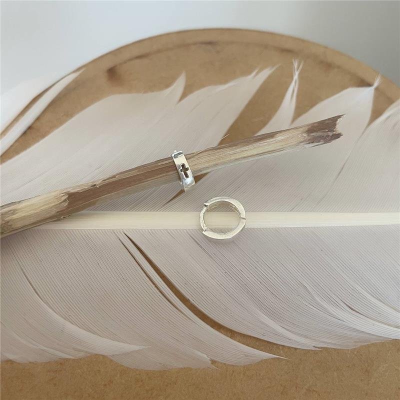 BRINCO PRATA 925 ARGOLINHA MÉDIA CRUZ VAZADA