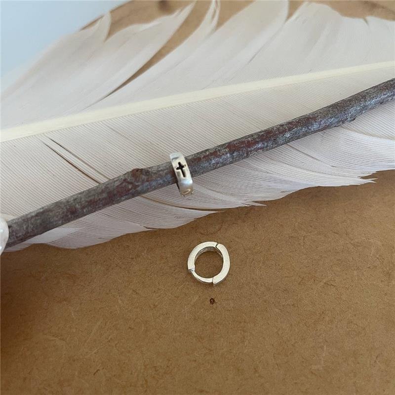 BRINCO PRATA 925 ARGOLINHA PEQUENA CRUZ VAZADA