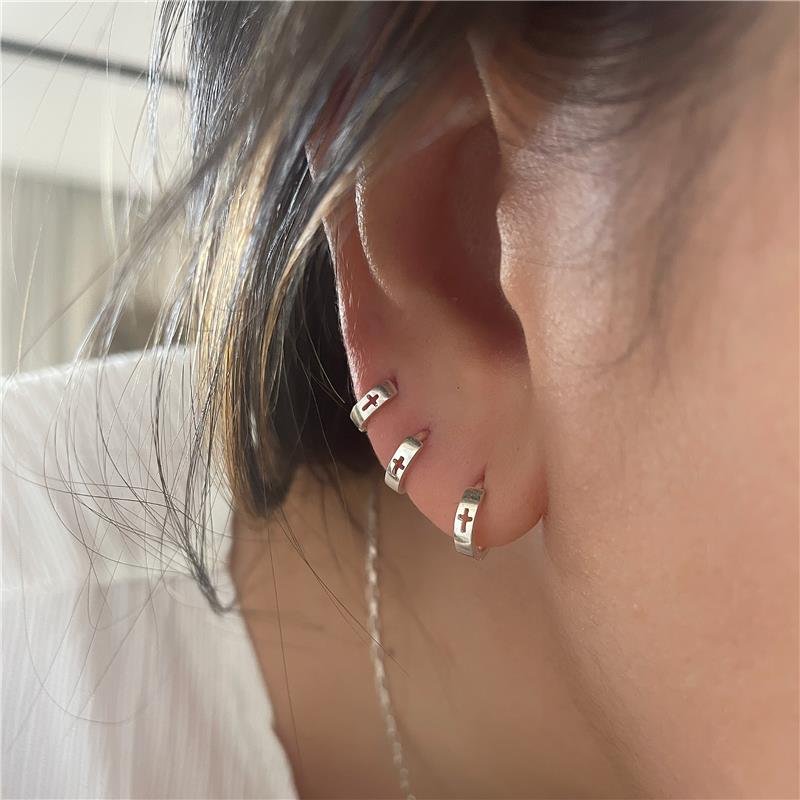 BRINCO PRATA 925 ARGOLINHA PEQUENA CRUZ VAZADA