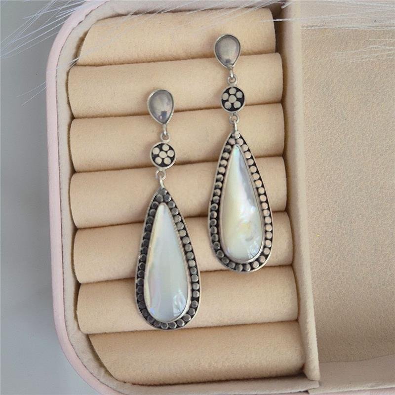 BRINCO PRATA 925 BASE GOTA PENDURADO GOTA ALONGADA MADRE PÉROLA ENVOLTA PRATA