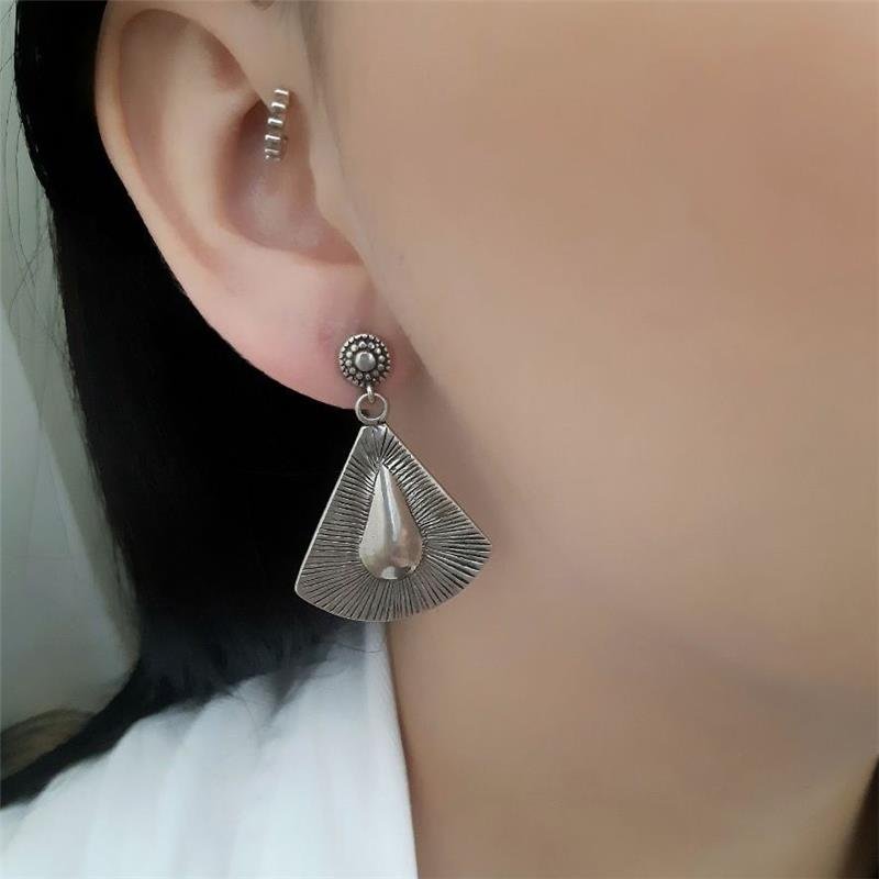 BRINCO PRATA 925 BOHO TRIÂNGULO GRANDE ARREDONDADO COM DETALHES