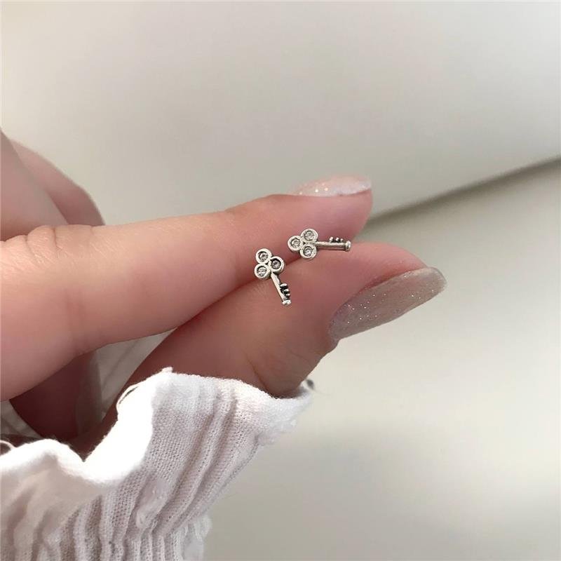 BRINCO PRATA 925 CHAVE COM PEDRA