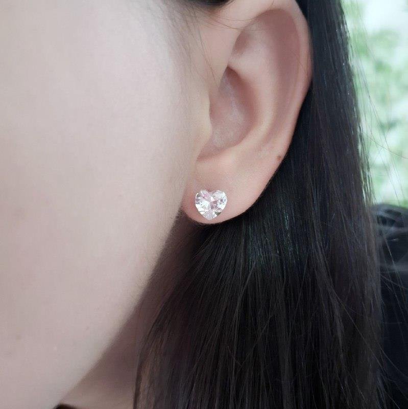 BRINCO PRATA 925 CORAÇÃO 8MM PONTO LUZ