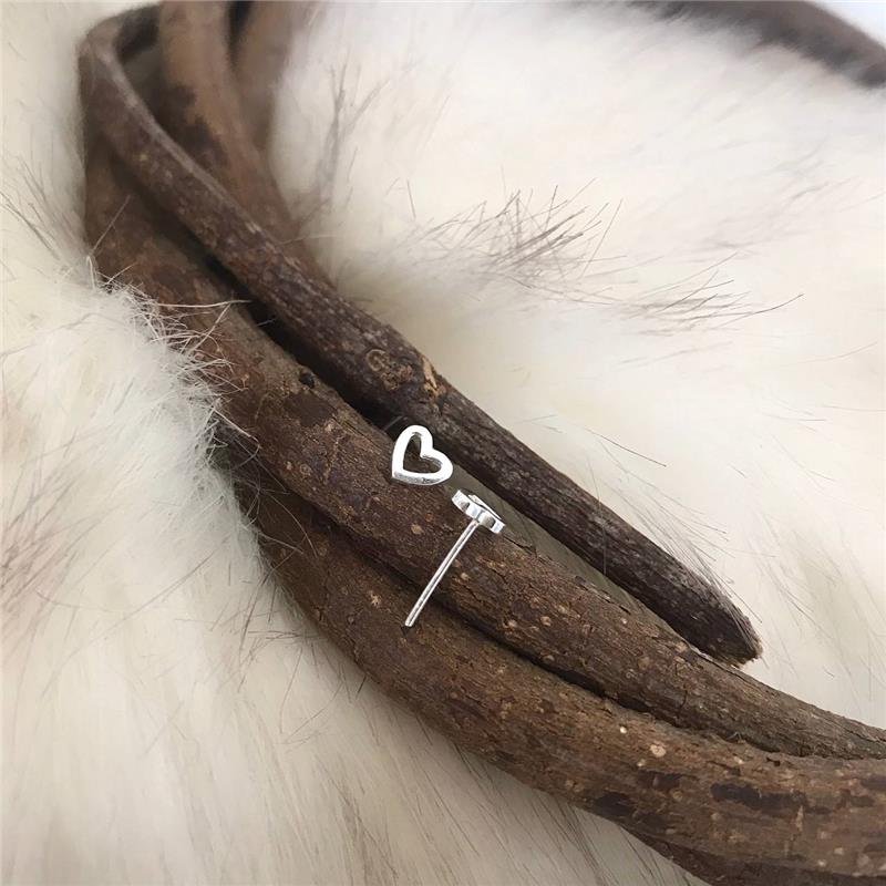 BRINCO PRATA 925 CORAÇÃO LISO VAZADO