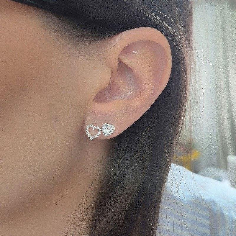 BRINCO PRATA 925 CORAÇÃO PEQUENO VAZADO CRAVEJADO