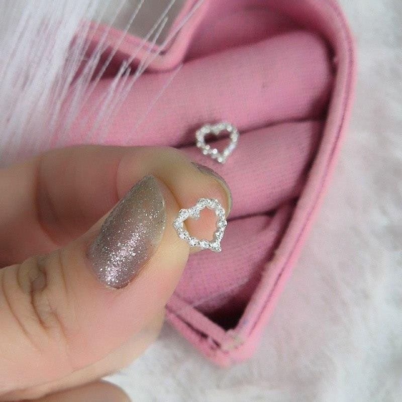 BRINCO PRATA 925 CORAÇÃO PEQUENO VAZADO CRAVEJADO