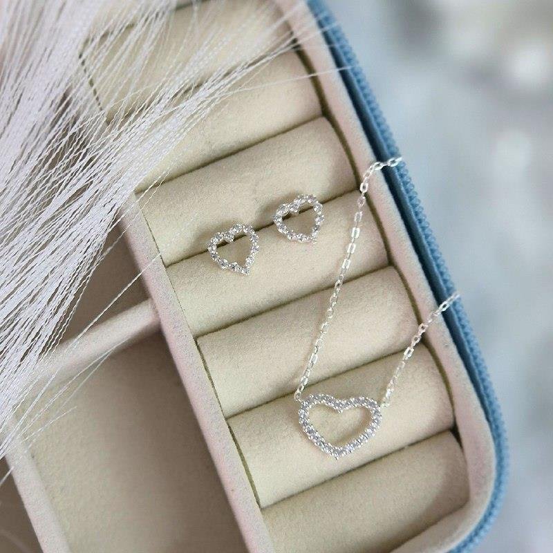 BRINCO PRATA 925 CORAÇÃO PEQUENO VAZADO CRAVEJADO