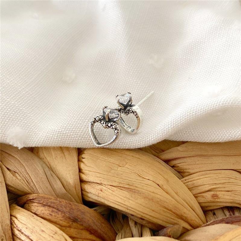 BRINCO PRATA 925 CORAÇÃO VAZADO COM PEDRA