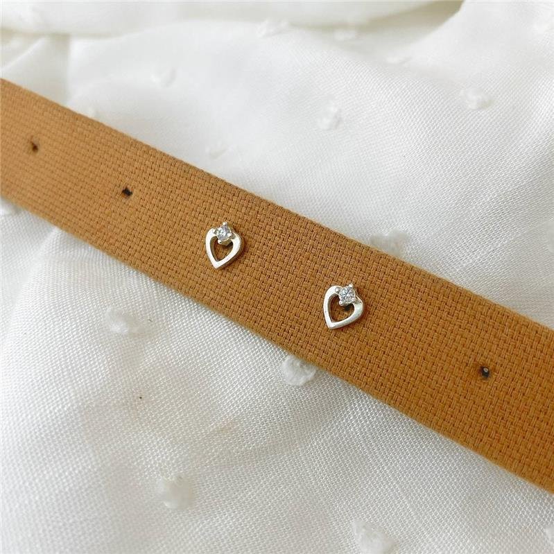 BRINCO PRATA 925 CORAÇÃO VAZADO COM ZIRCÔNIA