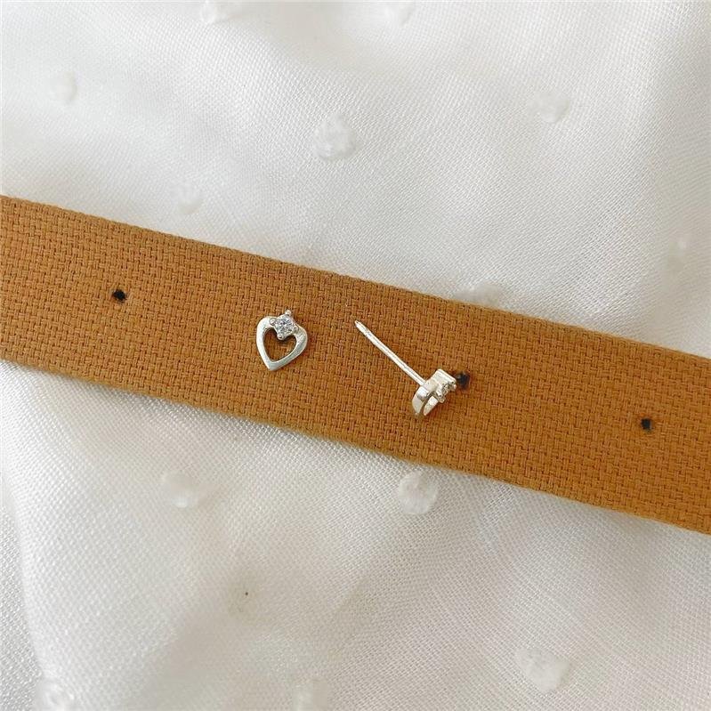 BRINCO PRATA 925 CORAÇÃO VAZADO COM ZIRCÔNIA