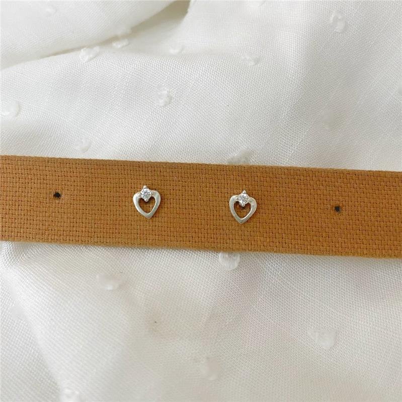 BRINCO PRATA 925 CORAÇÃO VAZADO COM ZIRCÔNIA