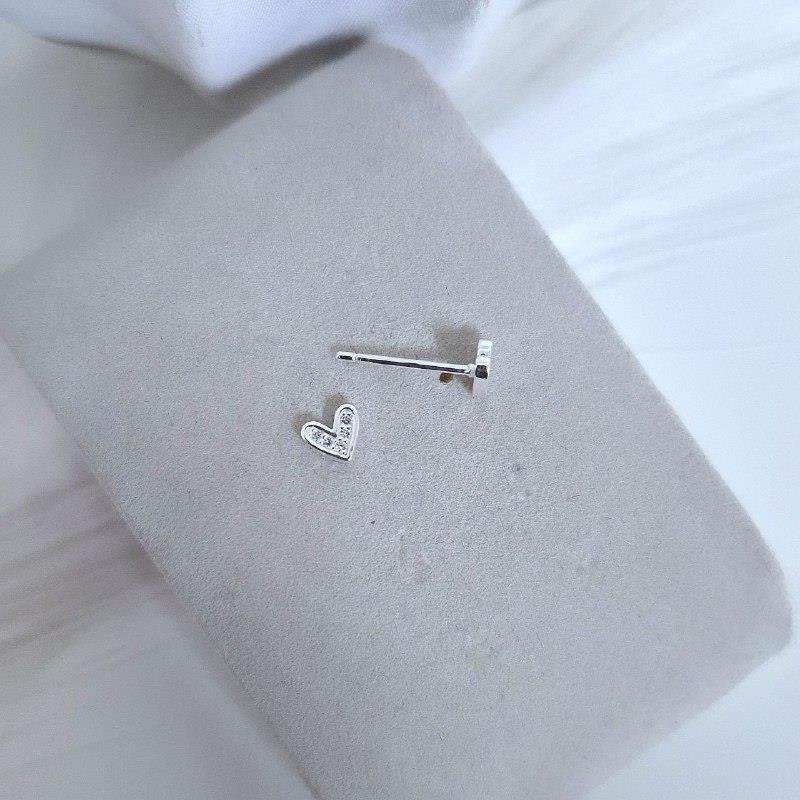 BRINCO PRATA 925 CORAÇÃO ZIRCONIA PEQUENO