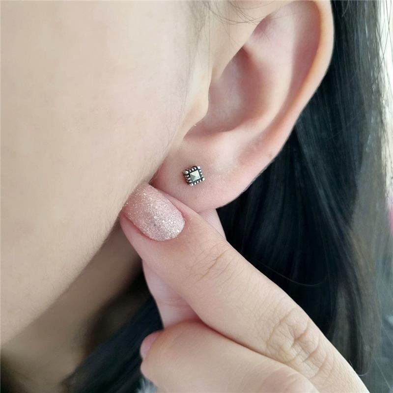 BRINCO PRATA 925 CUBINHO TRABALHADO COM PEDRA