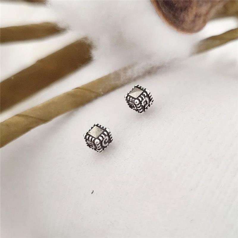 BRINCO PRATA 925 CUBINHO TRABALHADO COM PEDRA