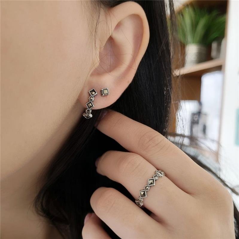 BRINCO PRATA 925 CUBINHO TRABALHADO COM PEDRA