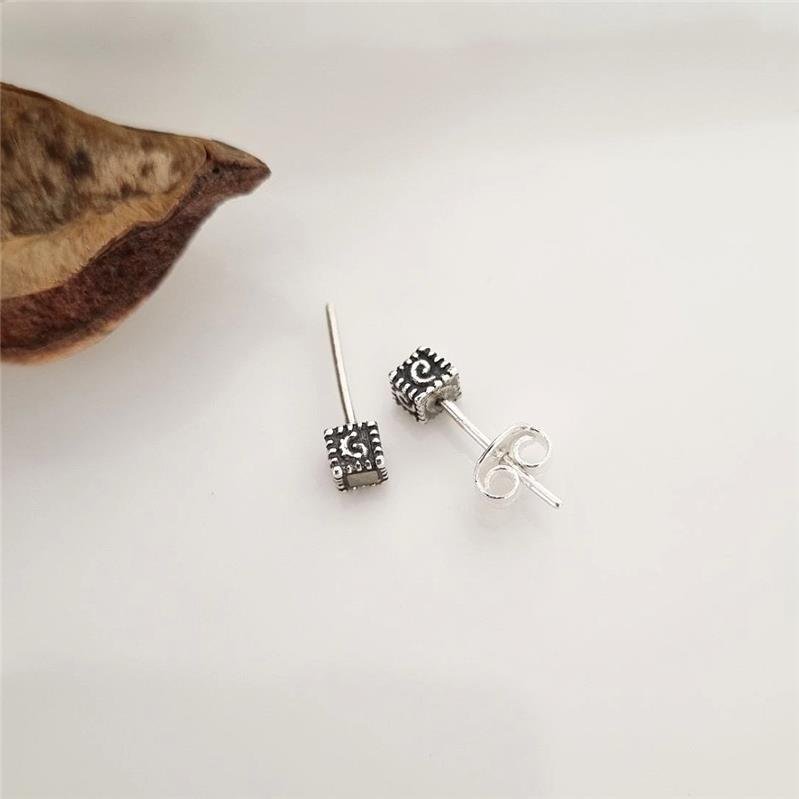 BRINCO PRATA 925 CUBINHO TRABALHADO COM PEDRA