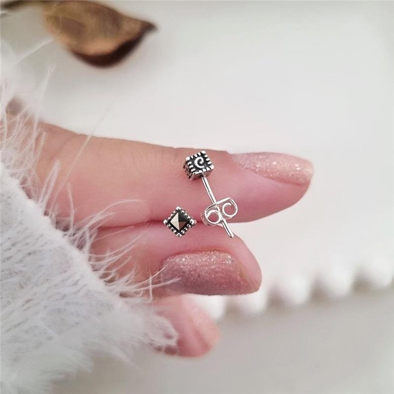 BRINCO PRATA 925 CUBINHO TRABALHADO COM PEDRA