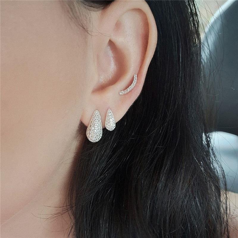 BRINCO PRATA 925 CURVADO MINIMALISTA ZIRCONIAS