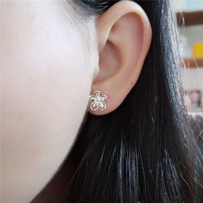 BRINCO PRATA 925 FLOR 1,1 CM PÉTALAS VAZADAS MIOLO PONTO LUZ